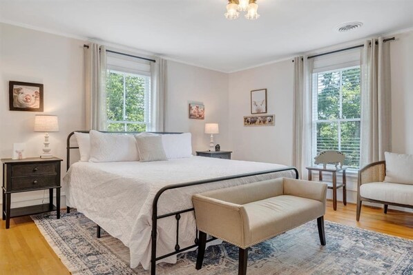 2 bedrooms, desk, WiFi, bed sheets