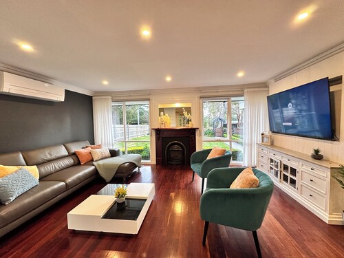 Serene Escape with Birds, Trees & Breeze– 5BR, 3.5B n garage with Wifi & Netflix