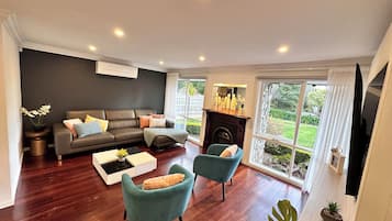 Smart TV, chimenea y monitor de computadora