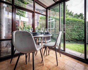 House, City View | Ruang makan