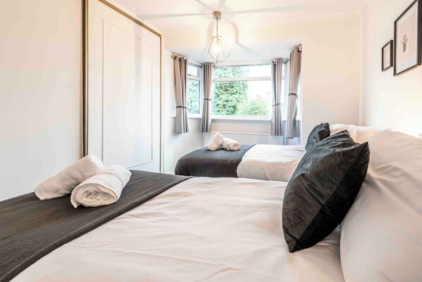 Casa, vistas a la ciudad | Espacio para trabajar con un portátil y cortinas opacas