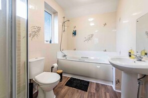 House, City View | Bilik Mandi | Tab mandi dan pancuran berasingan, kelengkapan dandanan diri percuma