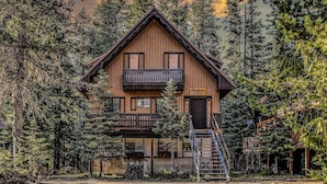 A wooden chalet with a balcony, a staircase, and a sign reading "The Snowflake Chalet". - Snowflake Chalet -Govy Chalet Steps to Glade Trail (Government Camp)