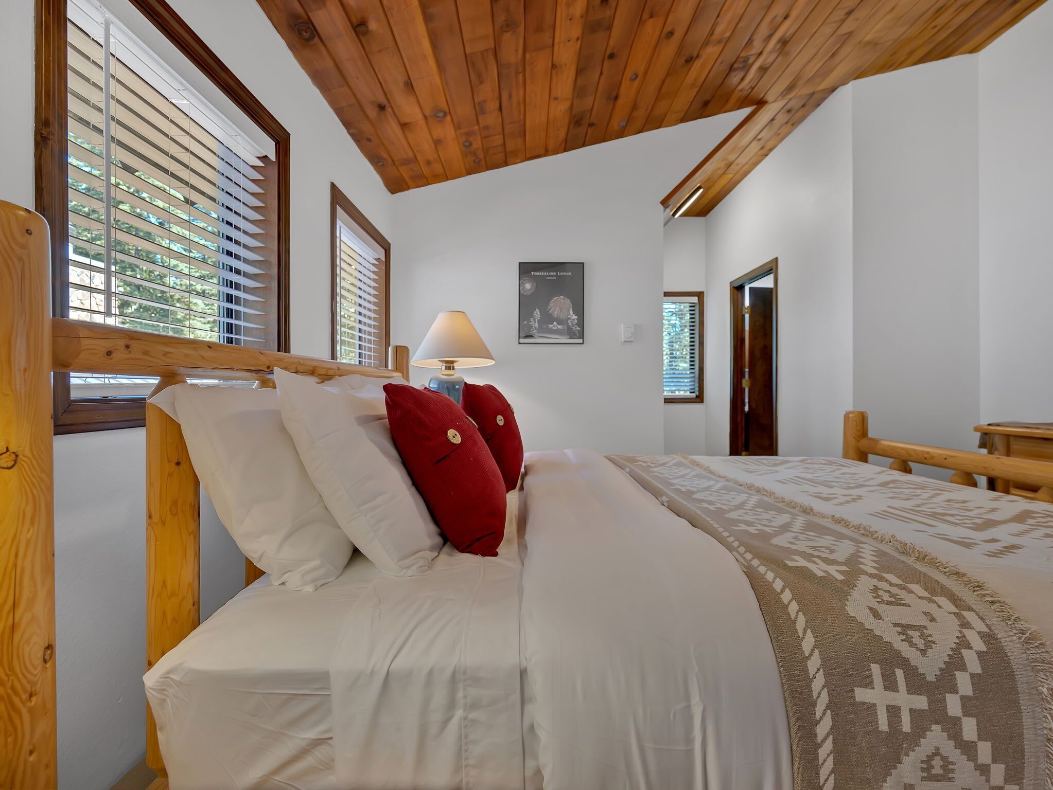 2 bedrooms, desk, WiFi, bed sheets