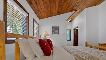 2 bedrooms, desk, WiFi, bed sheets