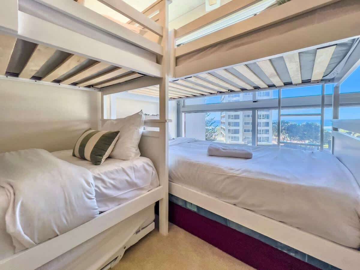 2 عدّة غرف نوم ومكواة/لوح كي وواي فاي وملاءات أسرّة