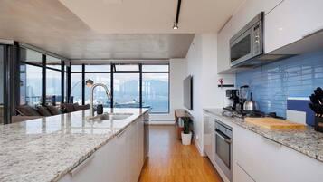 Frigorífico, microondas, horno y placa de cocina