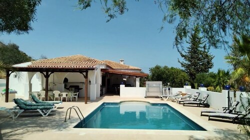 Country House with Pool and Garden, 6 Bedrooms, 4 Bathrooms. A/C. Internet