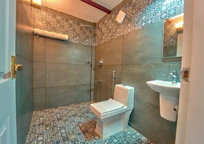 Deluxe Room, Balcony, Mountain View | Bathroom
