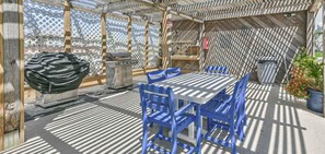 Outdoor dining - Blue Bliss Beachfront SEAWALL Condo-FREE WIFI & HEATED POOL (Galveston)