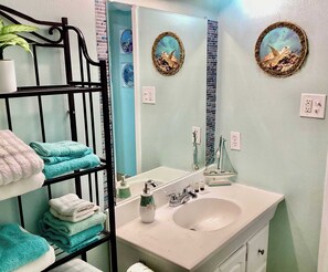 Douche, sèche-cheveux, serviettes fournies, savon