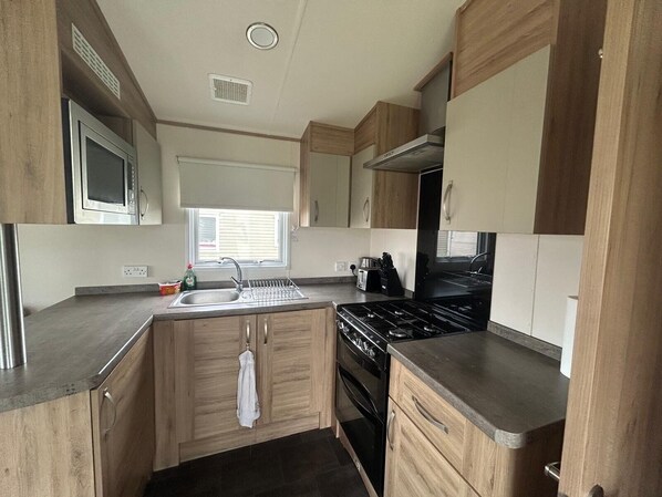 ثلاجة، ميكروويف، فرن، موقد طهي مسطح