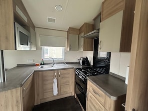 Fridge, microwave, oven, stovetop - Familycaravan-seaview-garden-ensuite-nearbeach (Clacton-on-Sea)