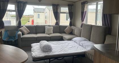 Familycaravan-seaview-garden-ensuite-nearbeach