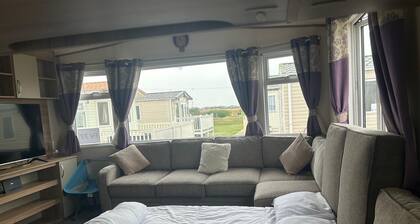 Familycaravan-seaview-garden-ensuite-nearbeach