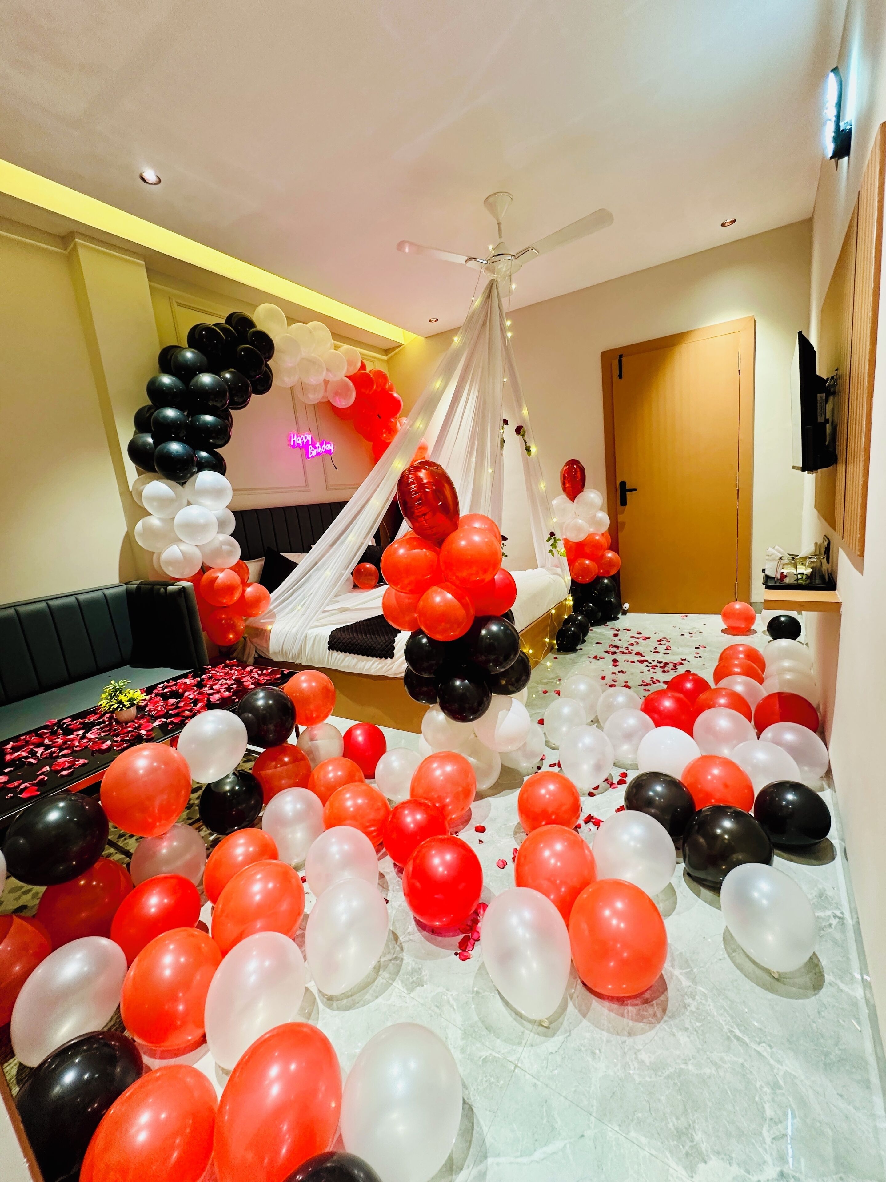 Suite Room | Desk, free WiFi, bed sheets