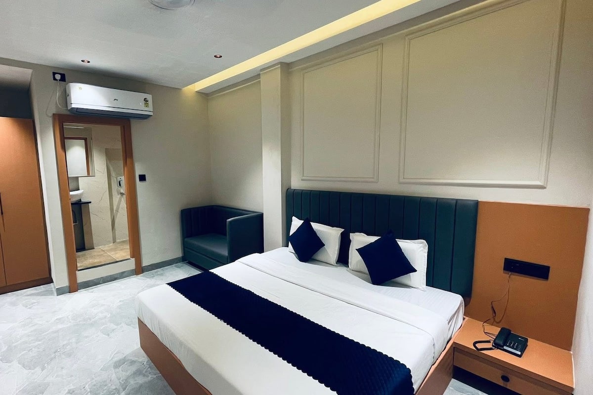 Escritorio, wifi gratis y ropa de cama