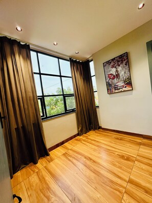 Télévision à écran plat de 32 pouces avec chaînes par câble