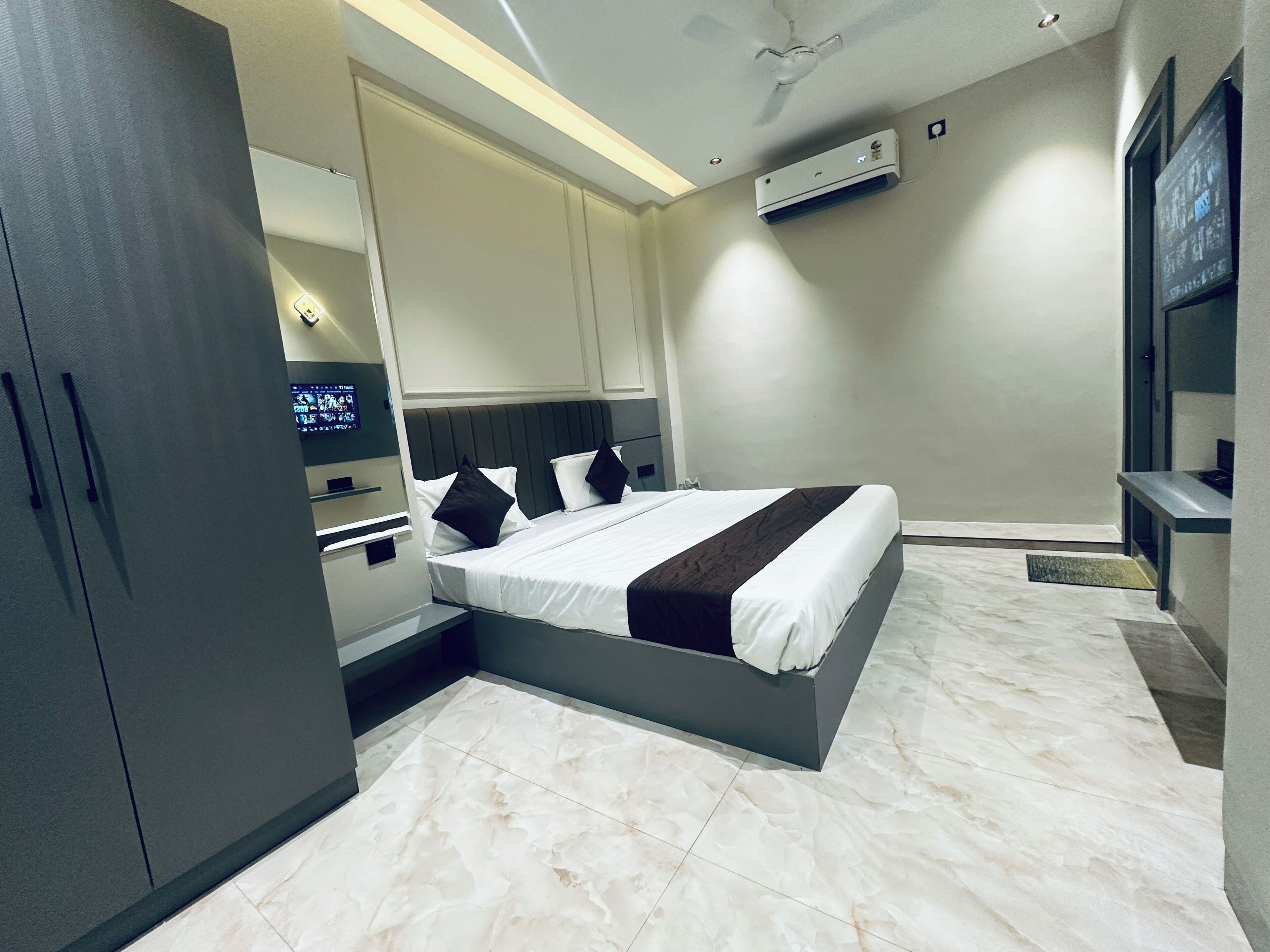 客房 (Corporate) | 办公桌、免费 WiFi、床单