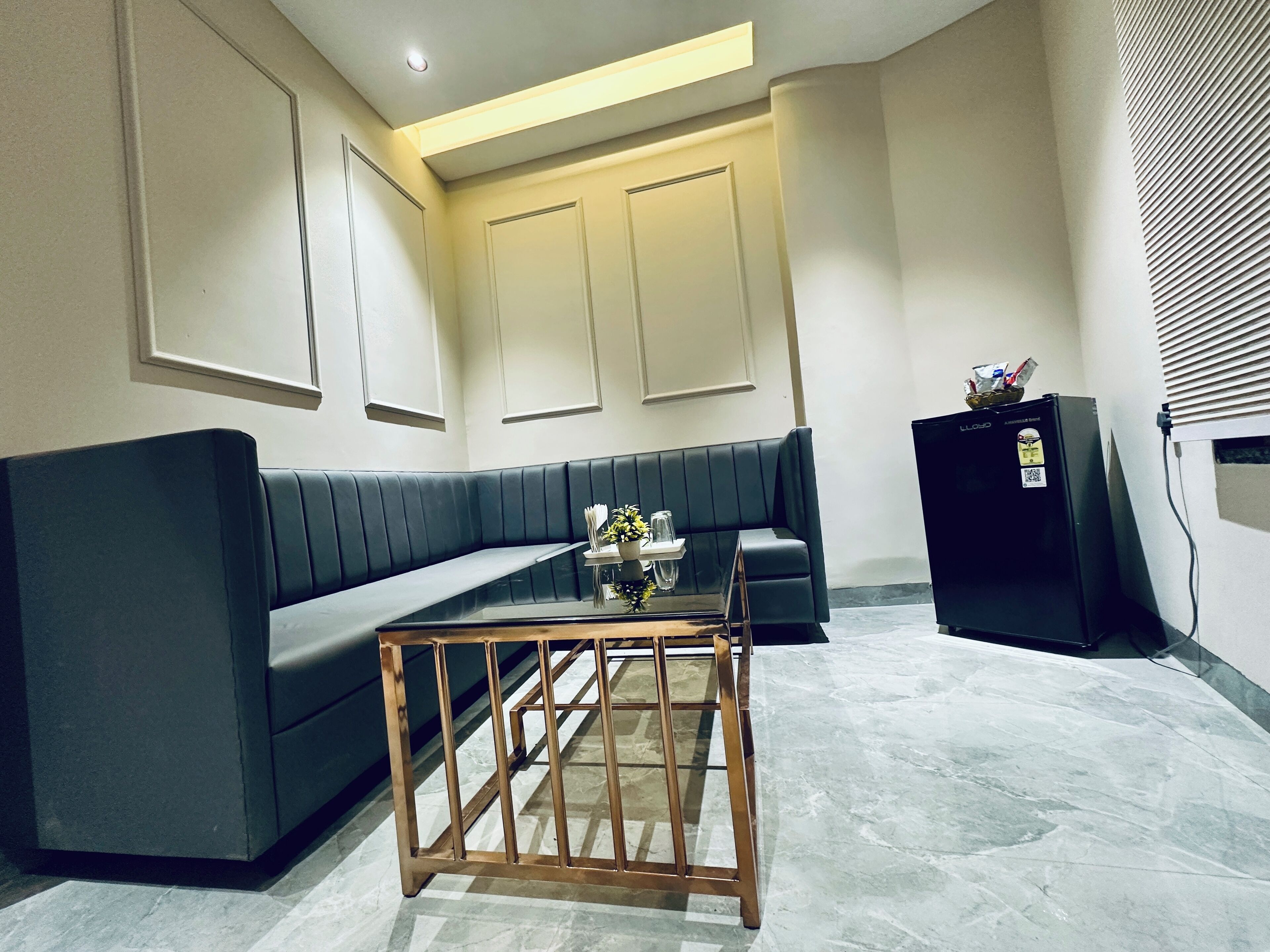 Suite Room | Living area | 32-inch flat-screen TV with cable channels