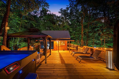 Intimate Cabin Escape: Hot Tub, Sauna, Firepit, Grill & Projector