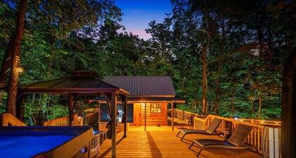 Intimate Cabin Escape: Hot Tub, Sauna, Firepit, Grill & Projector