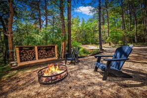 Property grounds - Intimate Cabin Escape: Hot Tub, Sauna, Firepit, Grill & Projector (Mentone)