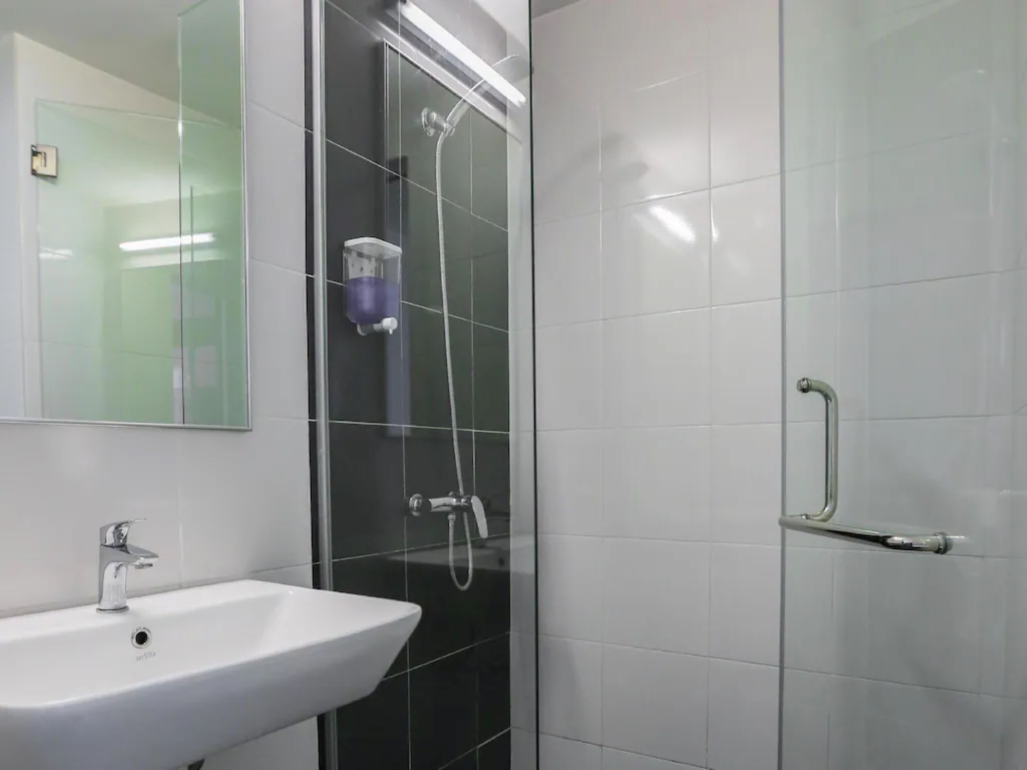 淋浴設備、免費盥洗用品、吹風機、毛巾