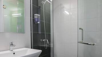 Pancuran mandi, kelengkapan dandanan diri percuma, pengering rambut