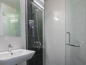 Dusj, toalettartikler (inkludert), hårføner og håndklær