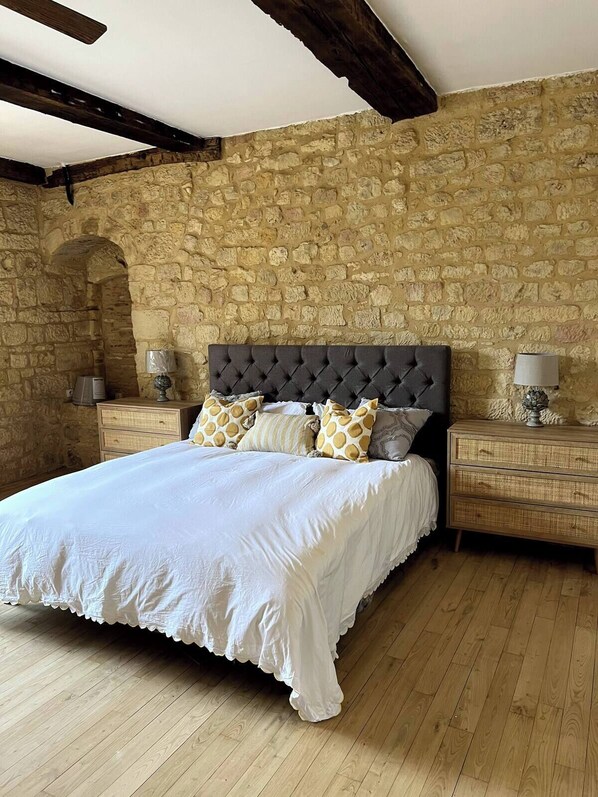 8 bedrooms, iron/ironing board, WiFi, bed sheets