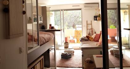 Seaside Studio Apartment with Swimming Pool - Les Sablettes