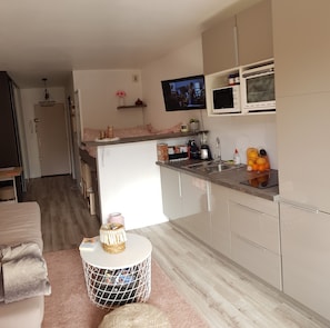 Kühlschrank, Mikrowelle, Herdplatte, Geschirrspüler