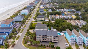 A coastal residential area with a beachfront, houses, and a pier. - Surfwalk 343 – Shared Pool, 2 Balconies & Easy Beach Access (Surfside Beach)