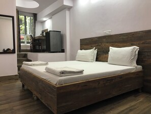 Deluxe Double Room | Desk, laptop workspace, iron/ironing board, free WiFi