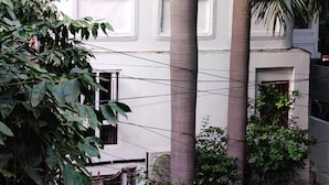 A building with multiple windows and a white exterior. - Tatvamasi Homestay (New Delhi)
