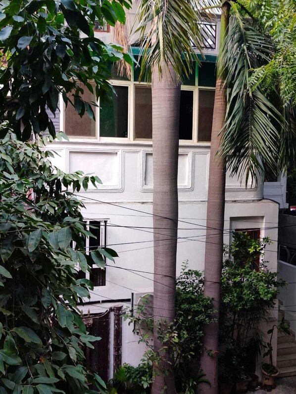 Un bâtiment doté de nombreuses fenêtres et d’une façade blanche.