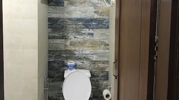 Buồng tắm vòi sen, đồ dùng nhà tắm miễn phí, máy sấy tóc, khăn tắm