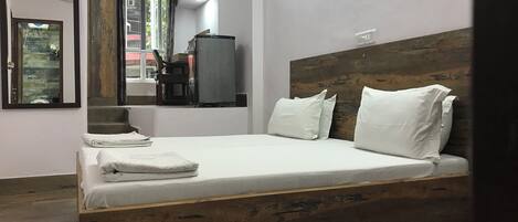 Quarto casal luxo | Escrivaninha, espaço de trabalho para notebook