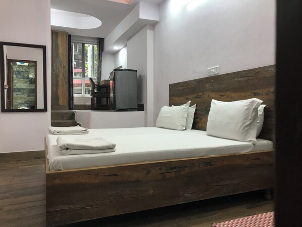Deluxe Double Room | Desk, laptop workspace, iron/ironing board, free WiFi