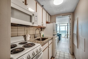 Réfrigérateur, four à micro-ondes, un four, surface de cuisson