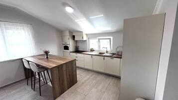 Fridge, oven, stovetop, dishwasher