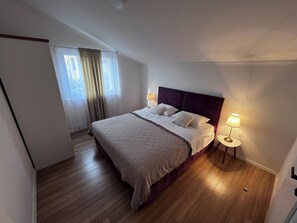 3 bedrooms, iron/ironing board, free WiFi, bed sheets