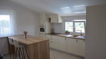 Fridge, oven, stovetop, dishwasher