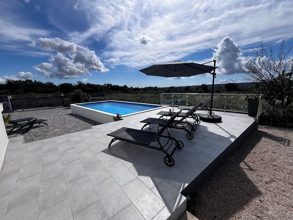 Una piscina al aire libre