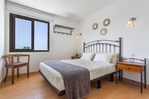 1 bedroom, iron/ironing board, WiFi, bed sheets - Holiday Apartment 'Corona Rosa' with Sea View, Shared Pool and Wi-Fi (Puerto Rico)