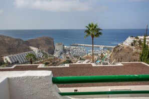 Property grounds - Holiday Apartment 'Corona Rosa' with Sea View, Shared Pool and Wi-Fi (Puerto Rico)