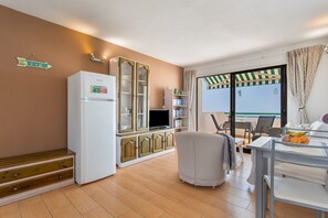 Interior - Holiday Apartment 'Corona Rosa' with Sea View, Shared Pool and Wi-Fi (Puerto Rico)