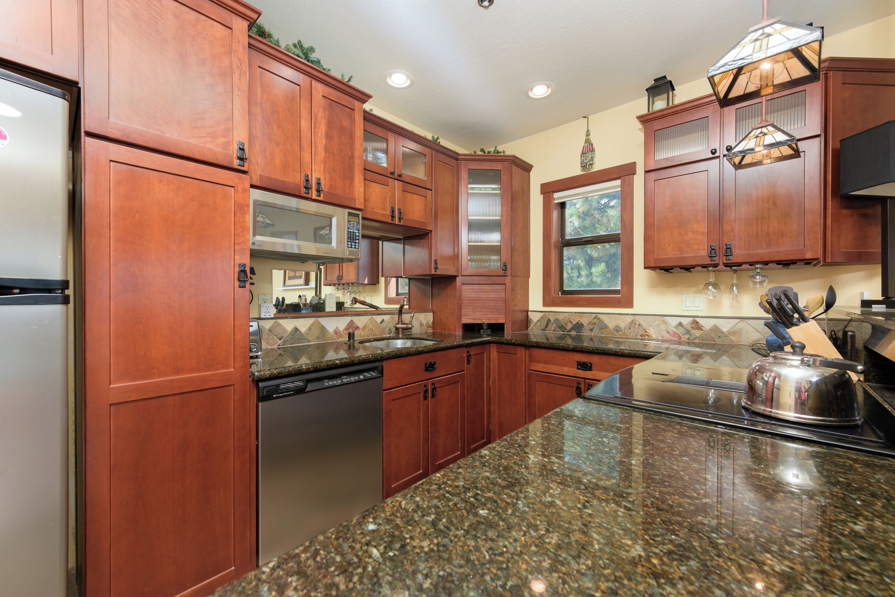 Geladeira, micro-ondas, fogão, cooktop