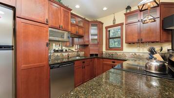 ثلاجة، ميكروويف، فرن، موقد طهي مسطح